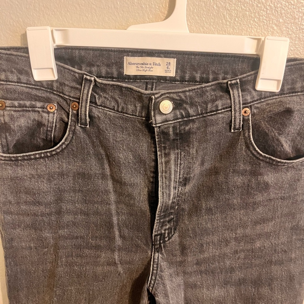 Abercrombie & Fitch 90s Straight Ultra High Rise Jeans
Size 28 / 6 Long